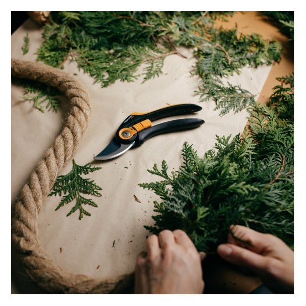 Fiskars sekatorius prasilenkiančiais ašmenimis Plus Smartfit P541. 1057169